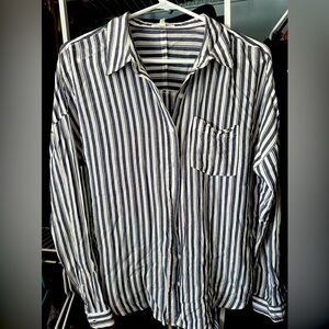 Maurices top
Button down
Long sleeve
Dark blue/white stripe
Like-new condition